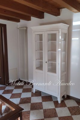 Vetrina country in legno massello colore bianco anticato